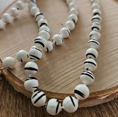 Collier blanc et noir - 12 pouces item