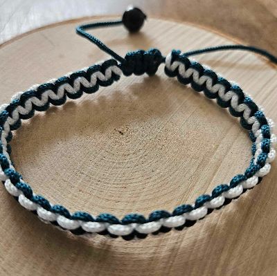 Bracelet tissé bleu-vert et blanc - 5 pouces item