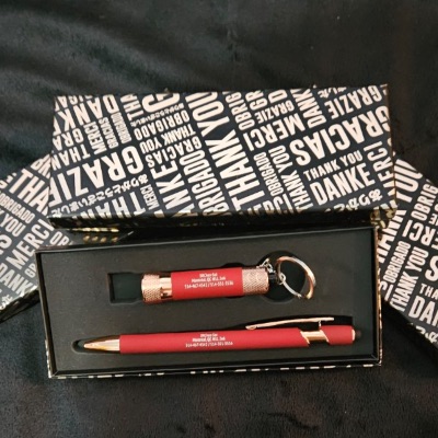 Ensemble de stylo rouge et lampe de poche item