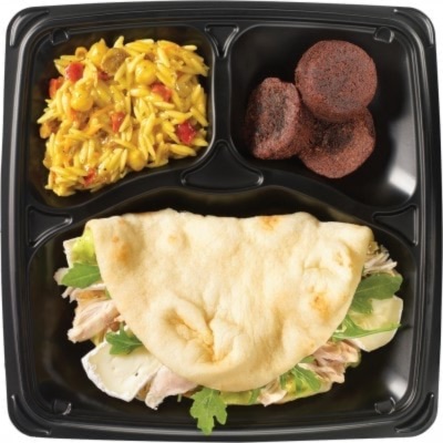 Pain naan au poulet, brie et pesto en trio item