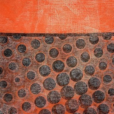 « La femme avec sa sac à main à gros point rouge » (orange) item
