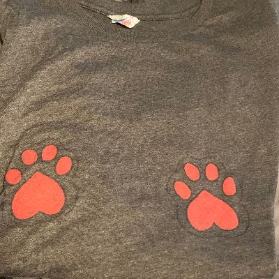 Paw prints t-shirt item