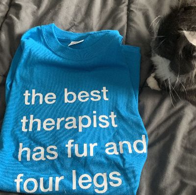 The best therapist has fur and four legs t-shirt item