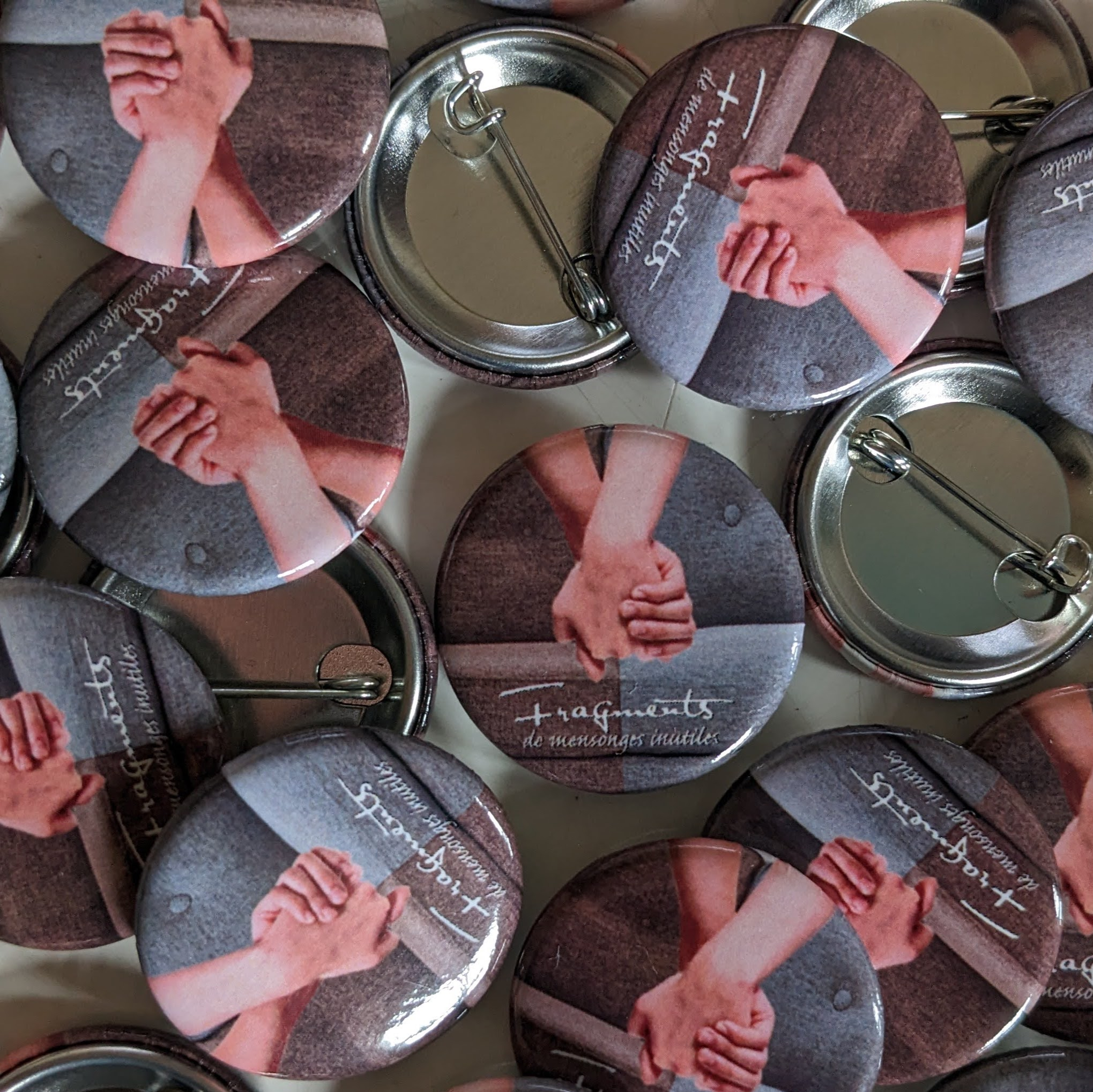 Macaron "Fragments de mensonges inutiles" item