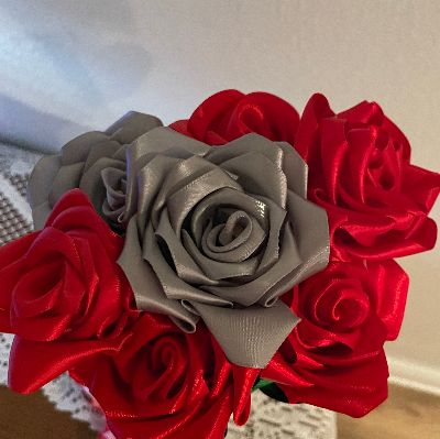 1 dozen roses in a vase item