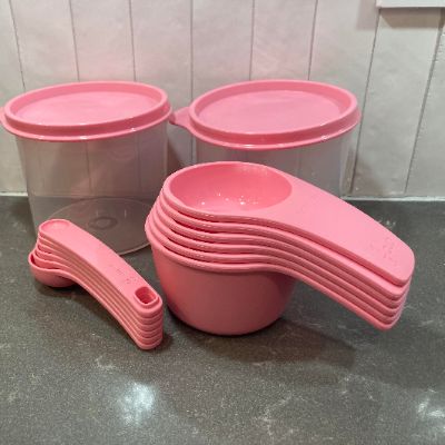 Ensemble rose Tupperware item